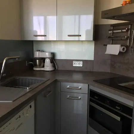 Apartment T3 Avec Terrasse, Barbecue Et Parking - 300m Des Commerces, Devant - Fr-1-81-498 *